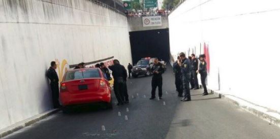 Asesinan a hombre al interior de vehículo en avenida Oceanía, en CDMX.
