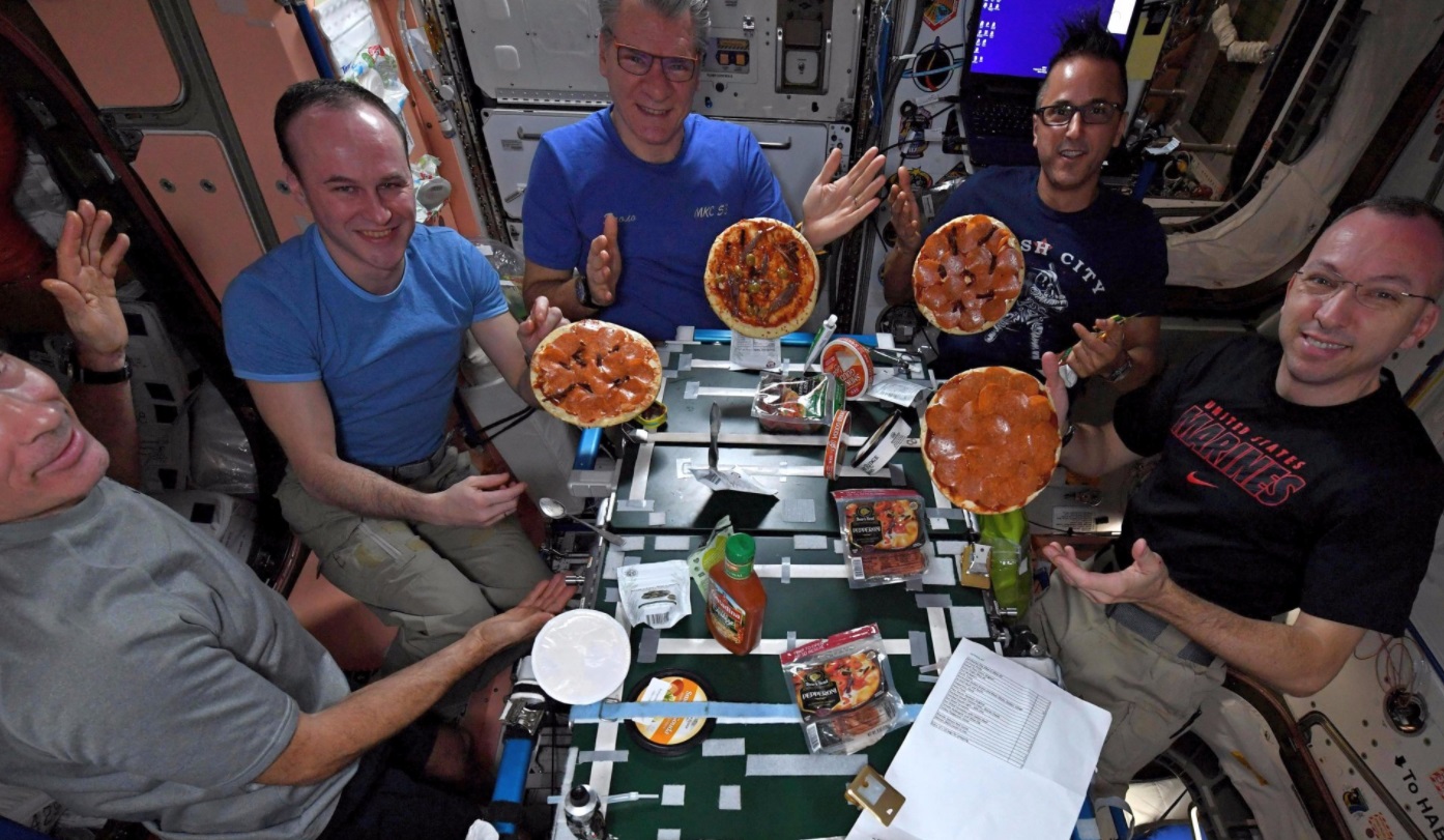 Astronautas preparan pizza sin gravedad a bordo de la EEI