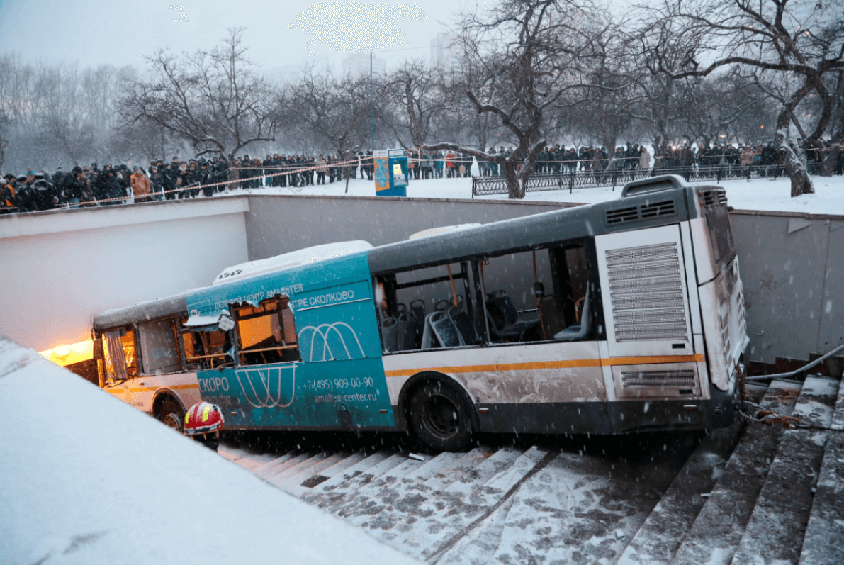Autobús se precipita hacia la entrada de una estación del metro en Moscú