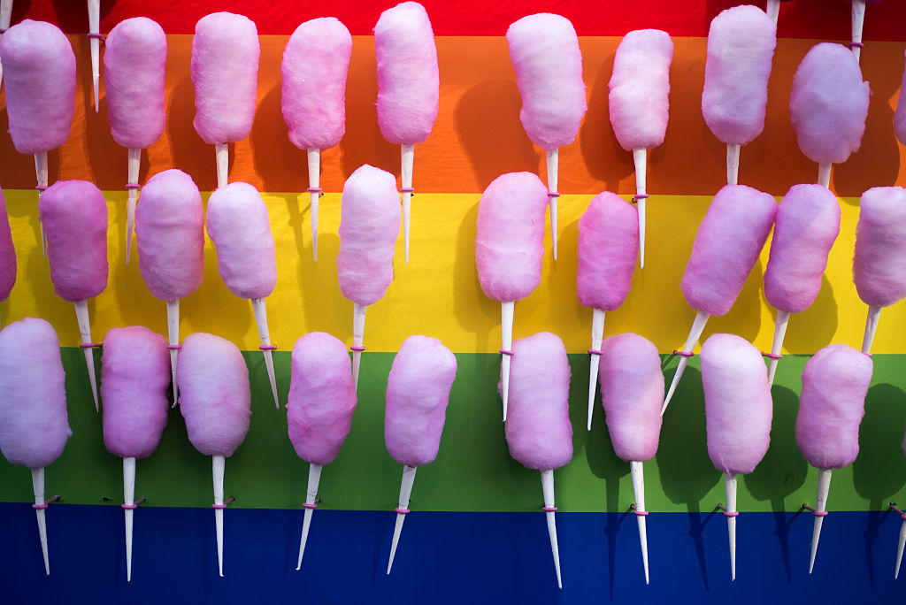 Bandera gay con algodones de azúcar