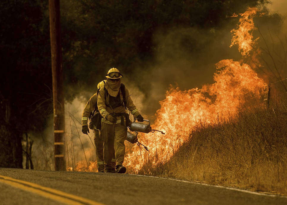 Muere bombero durante labores extinguir incendio Thomas California