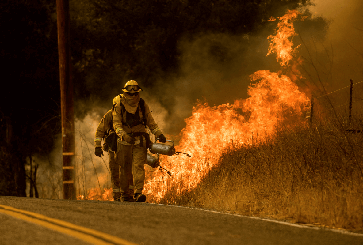 Bomberos intentan sofocar los incendios en California