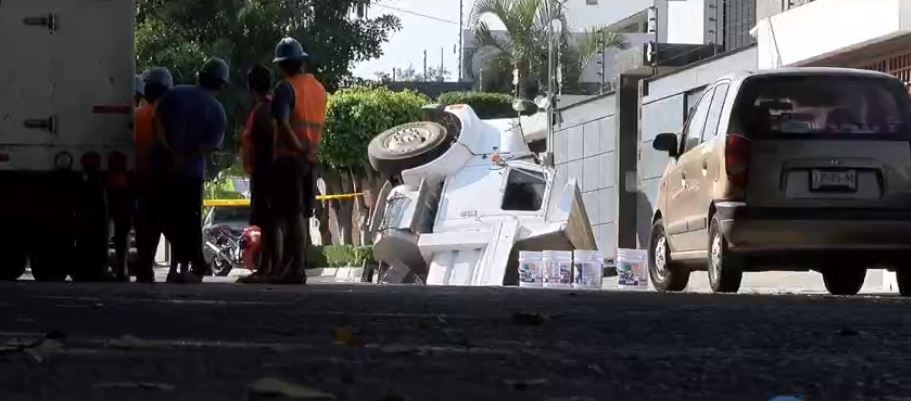 Camión de volteo se hunde en socavón de Guadalajara