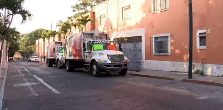 Camiones de basura bloquean calles de Cuernavaca por adeudos del ayuntamiento