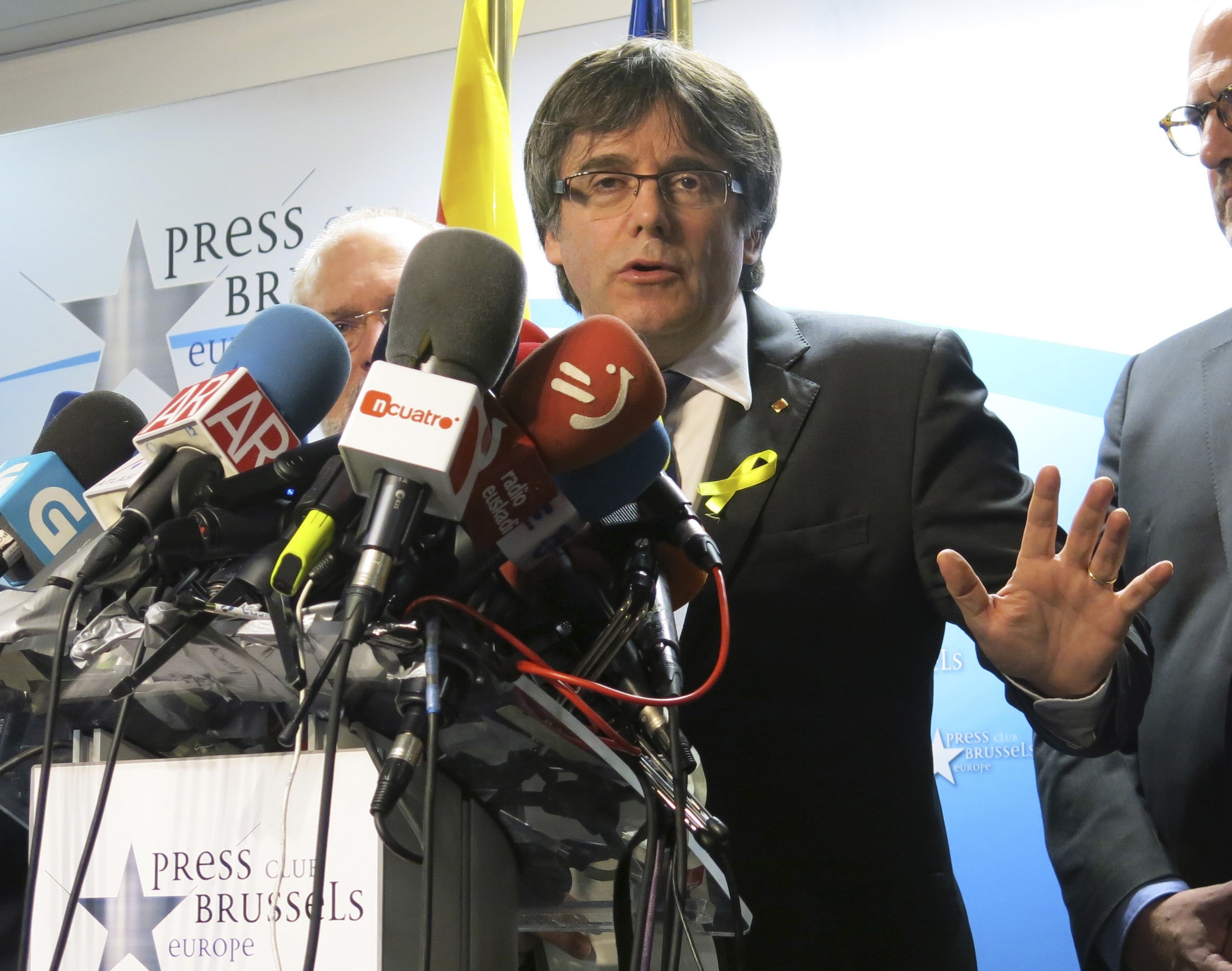 Puigdemont propone a Rajoy reunirse en Bruselas tras triunfo independentista en Cataluña