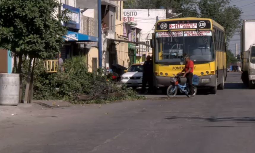 Choque de camiones en Nuevo León deja sin luz varias viviendas