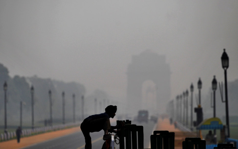 Nueva Delhi prueba cañón de agua para combatir contaminación atmosférica