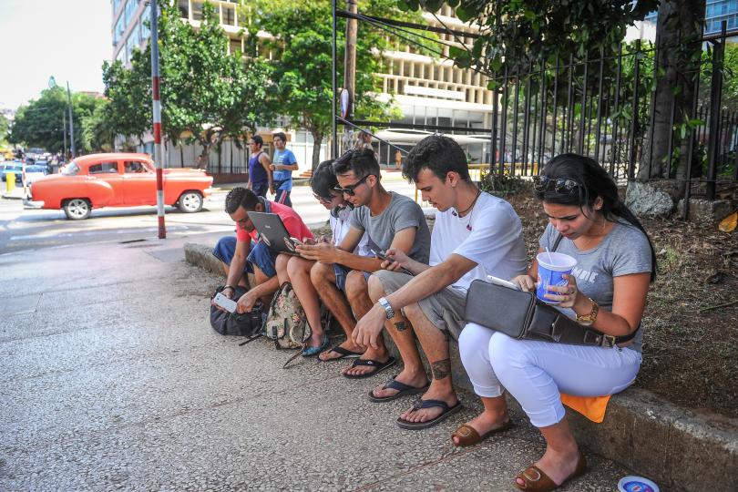 Cuba anuncia internet teléfonos móviles 2018