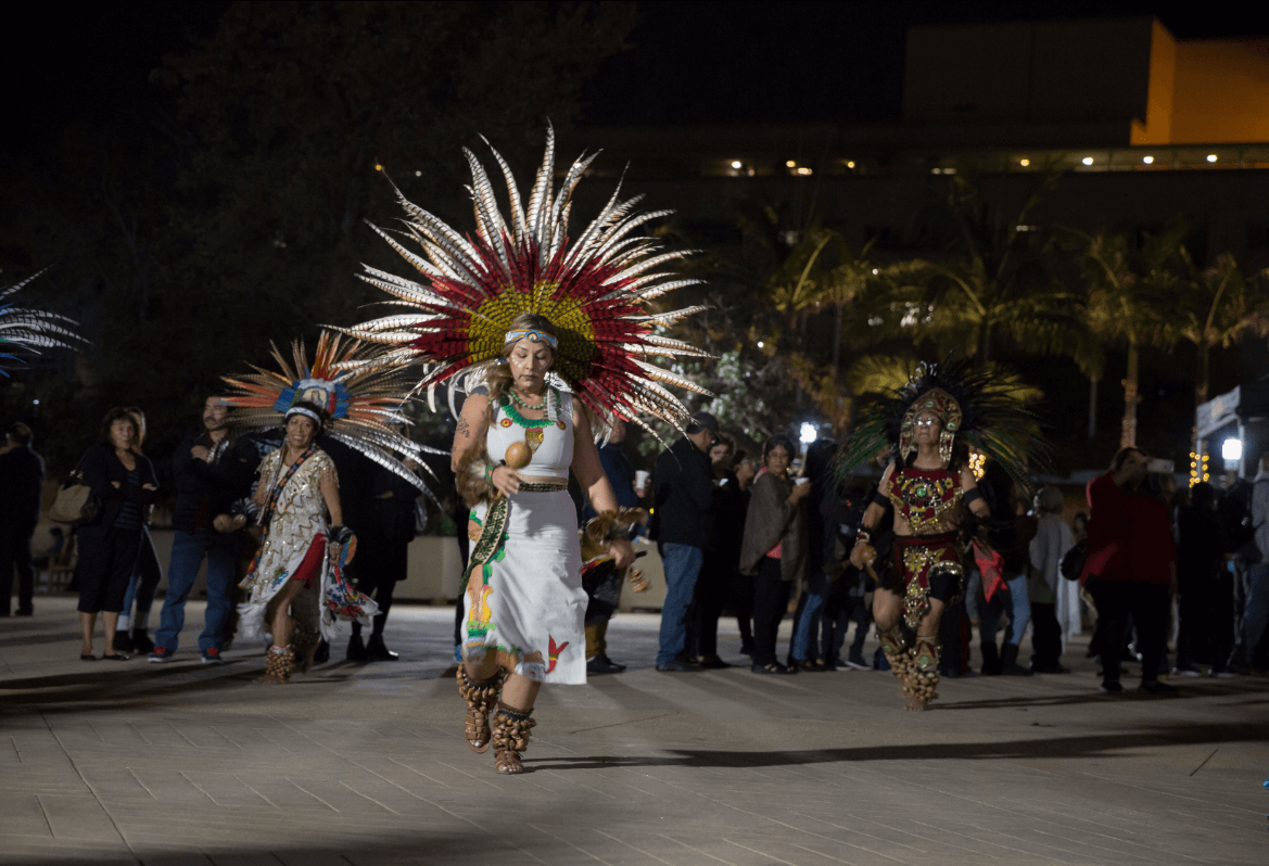 Danzantes aztecas bailan en honor a la Virgen de Guadalupe