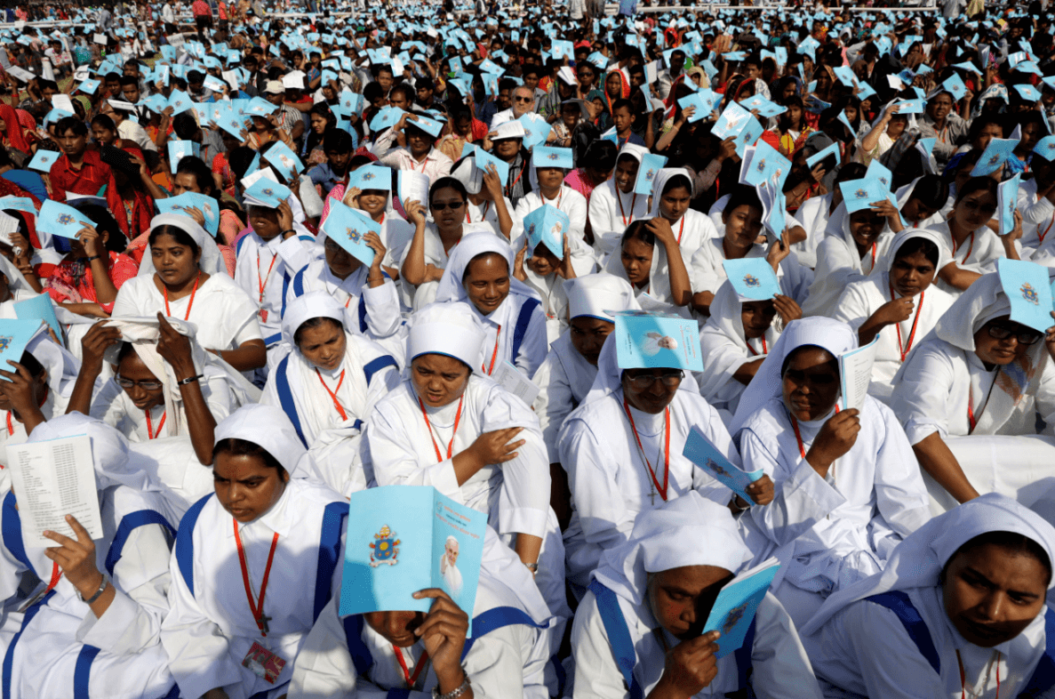 Decenas de monjas durante una ceremonia del papa en Dacca