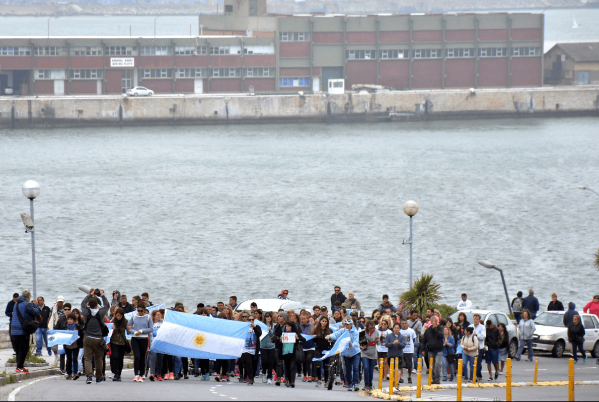 Decenas de personas esperan noticias del submarino desaparecido y de sus ocupantes