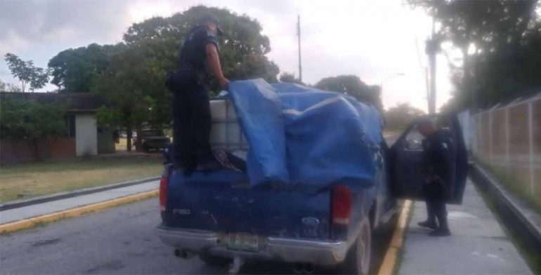 Policías decomisan más de 2 mil litros de hidrocarburo robado, en Juchitán
