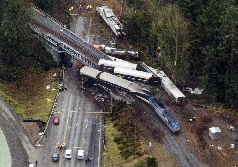 Policía Washington confirma muerte tres personas accidente ferroviario