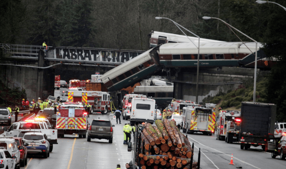Reportan seis muertos descarrilamiento tren cerca Seattle Washington