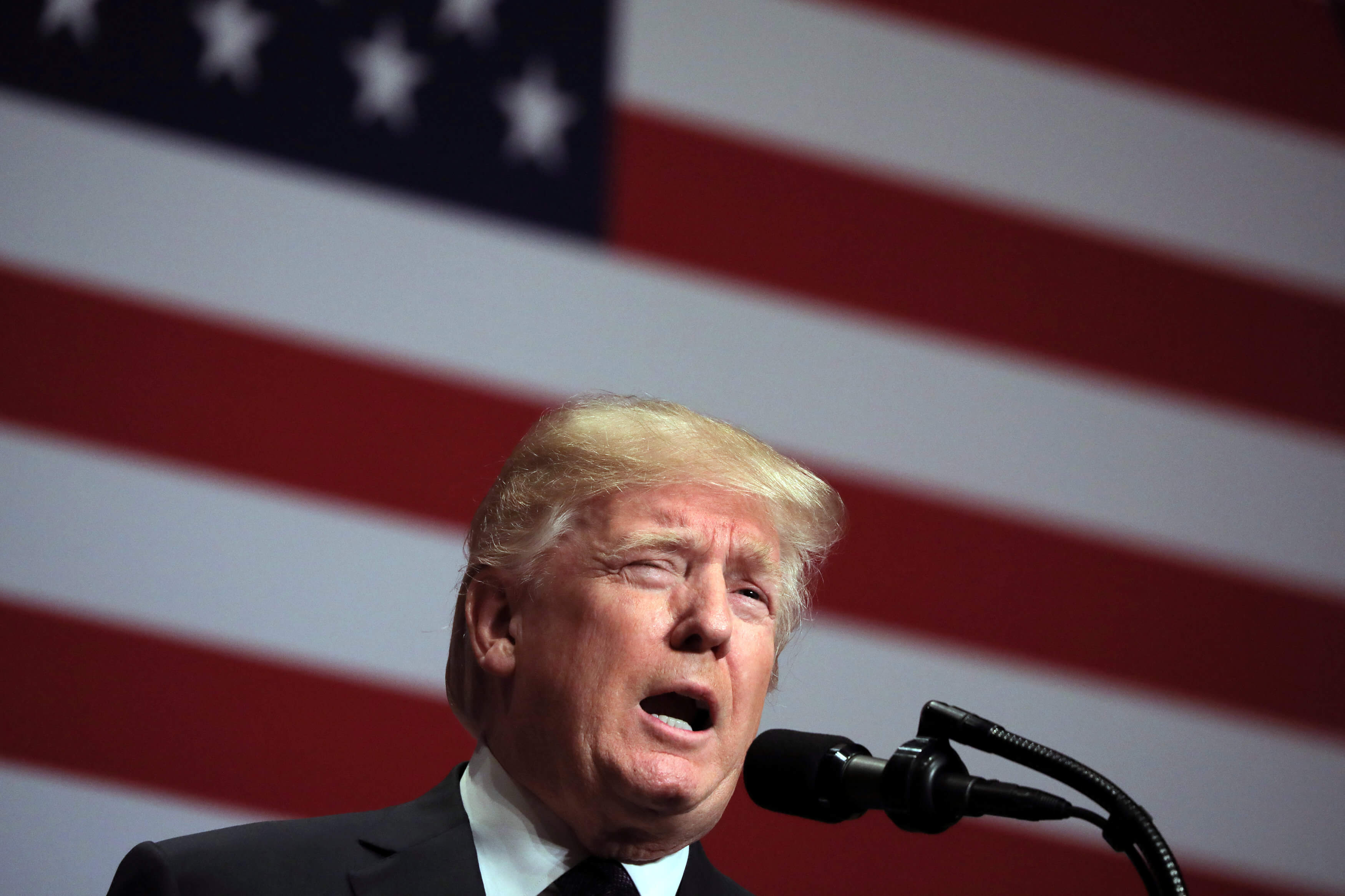 Trump ataca a medios por su cobertura de la reforma fiscal
