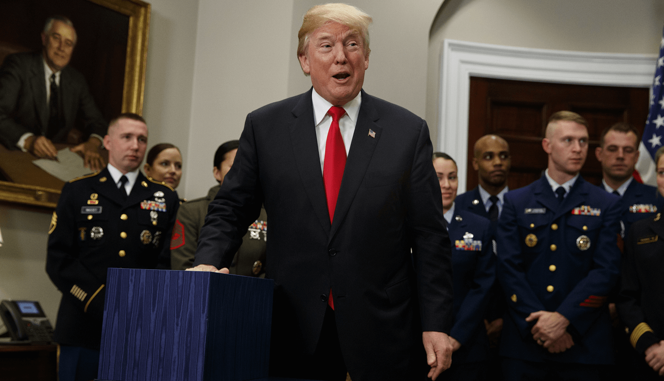 Trump firma presupuesto militar 2018, más fondos para Afganistán y Siria