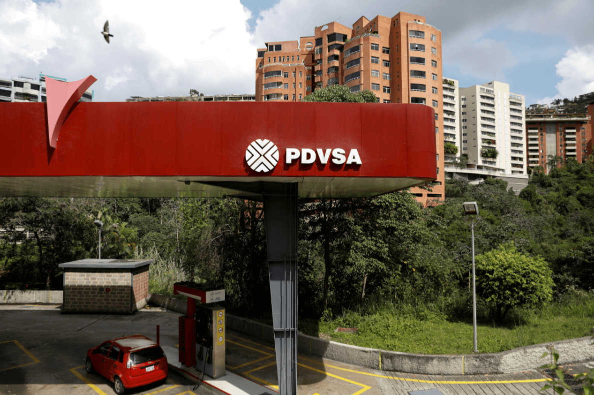 El logo del PDVSA se aprecia en una gasolinera en Caracas, Venezuela