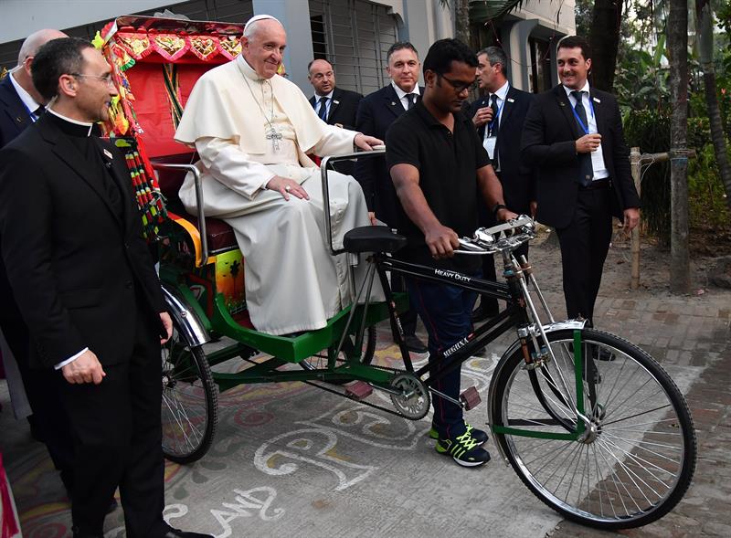 El papa Francisco aborda un rickshaw en Bangladesh