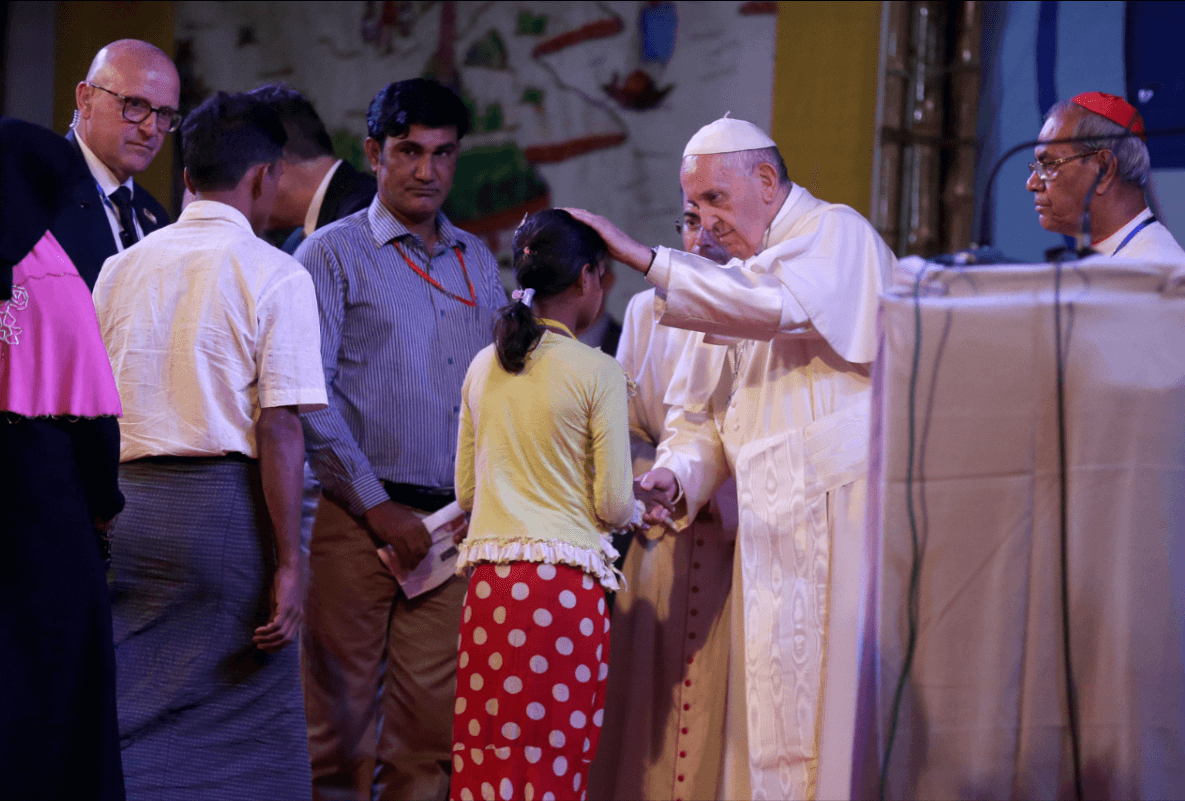 El papa Francisco con refugiados rohinyás en Bangladesh