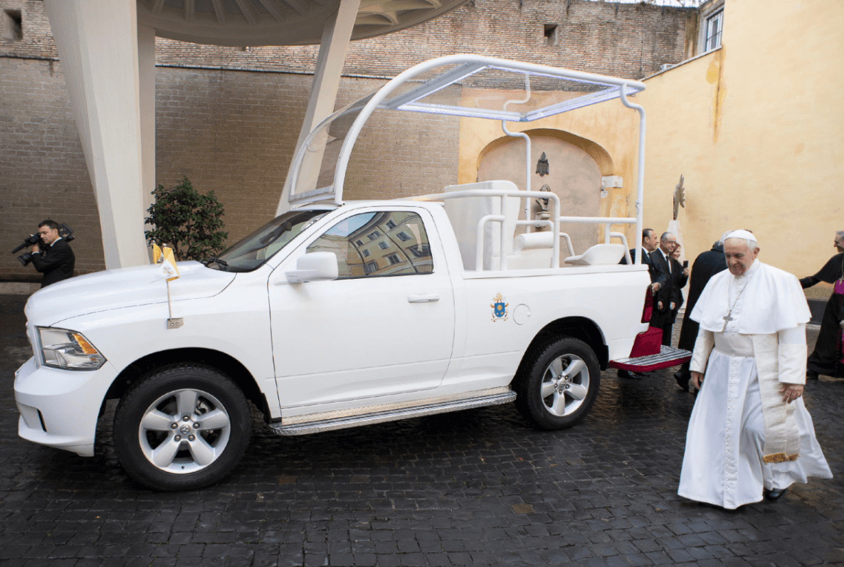 Regalan al papa uno de los papamóviles que usó en México