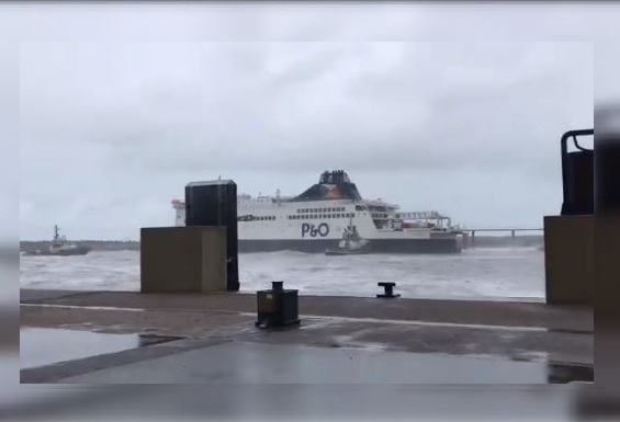 Ferri con 300 personas a bordo encalla junto al puerto de Calais