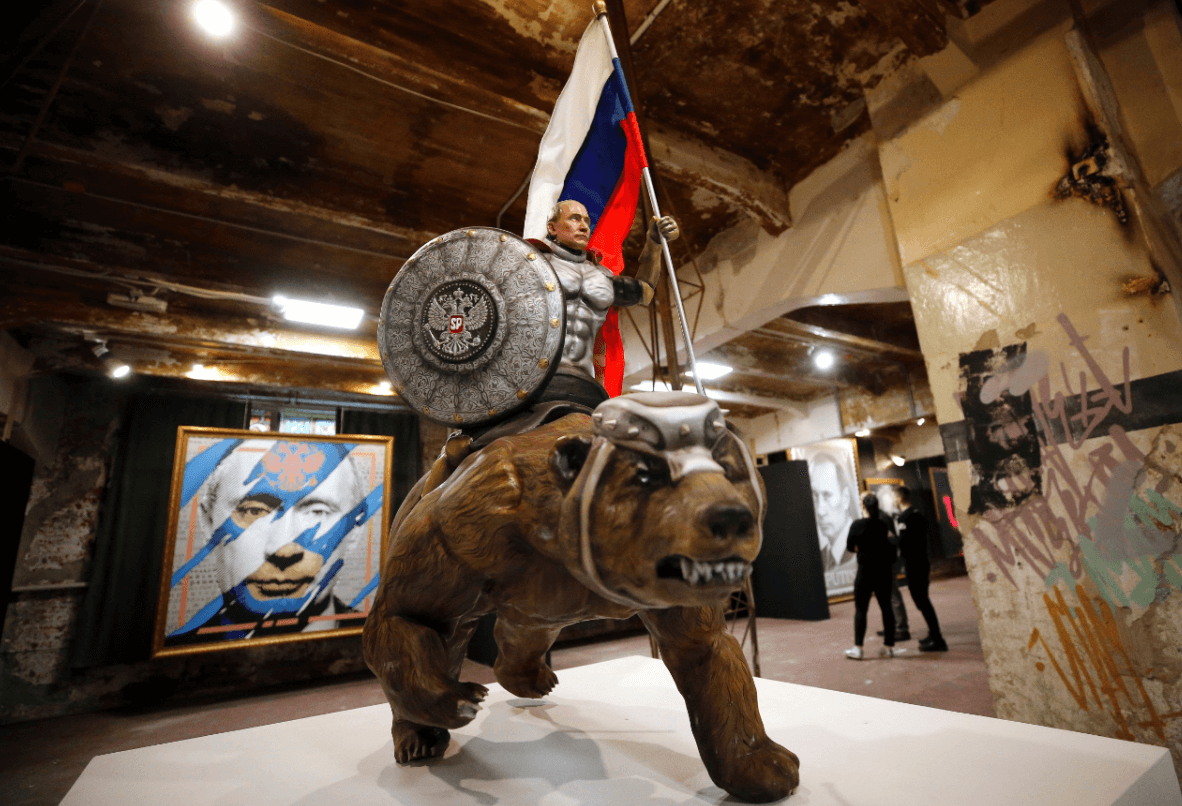 Exposición muestra al presidente ruso, Vladimir Putin, como superhéroe