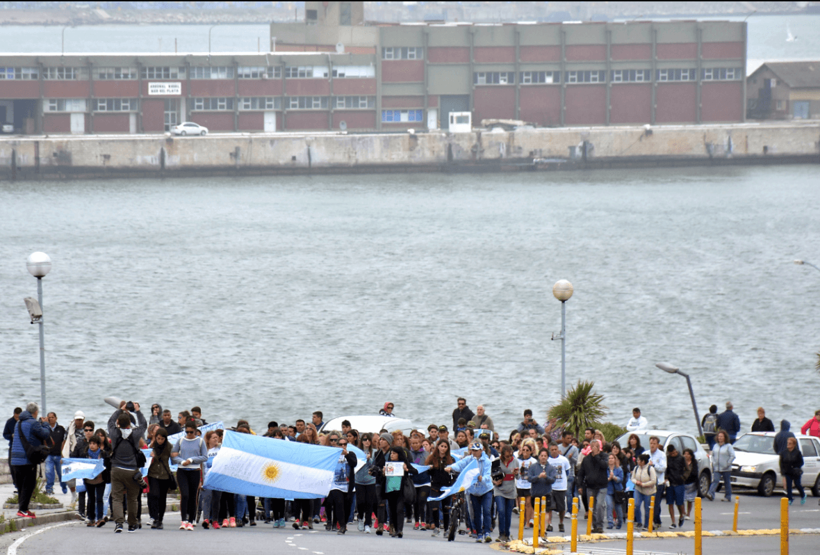 Armada argentina analiza si tres objetos son el submarino desaparecido