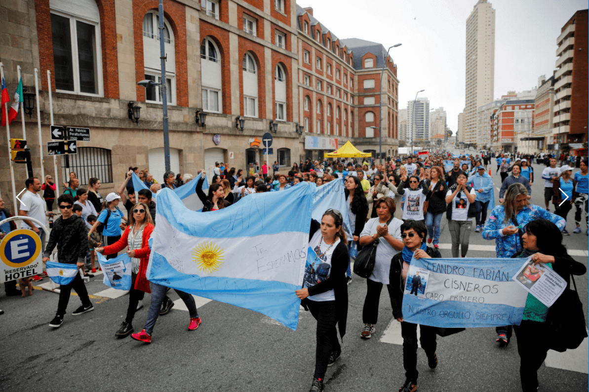 Familiares de marinos desaparecidos protestan en Mar de Plata, Argentina