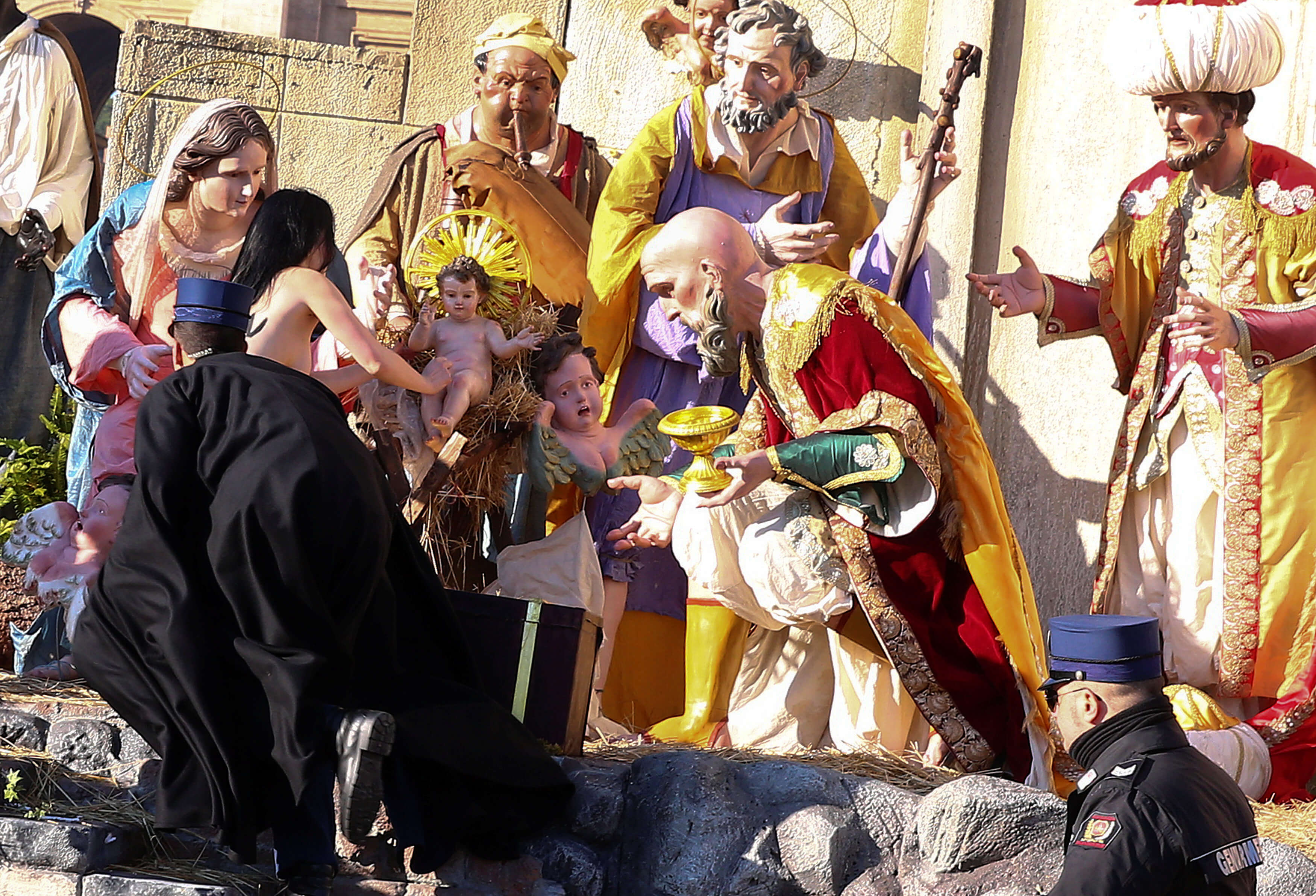 Activista femen intenta robar niño Jesús pesebre Vaticano