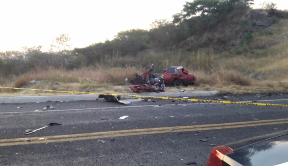 Choque de tráiler contra auto deja dos muertos en Michoacán