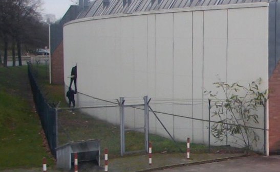 Presos abren hoyo en muro de cárcel en Berlín y se fugan