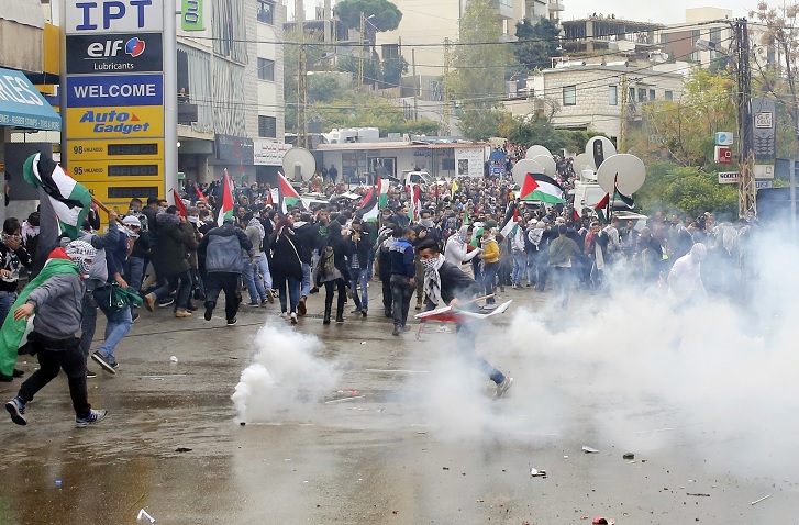 Estallan protestas de apoyo a Palestina cerca de embajada de EU en Beirut