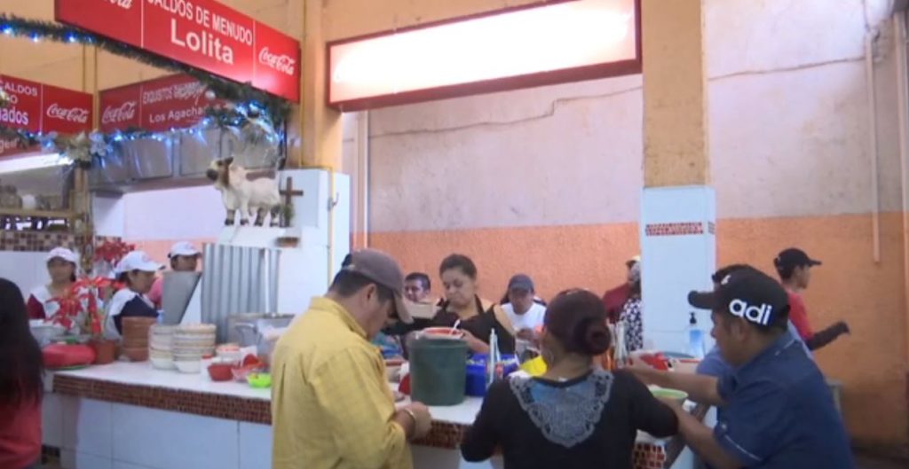 Habitantes de Oaxaca se curan la resaca en los mercados