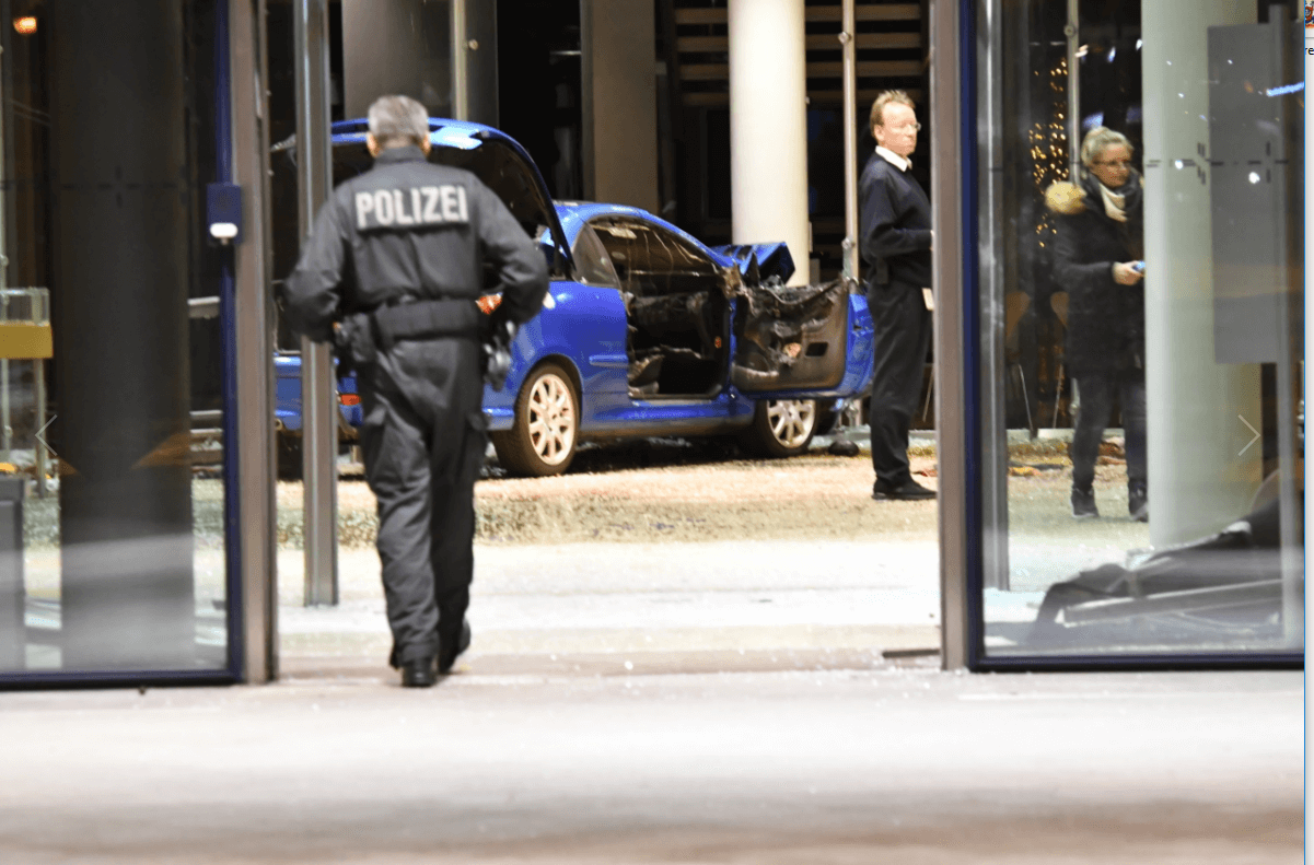 Hombre estrella su auto contra sede de partido en Berlín