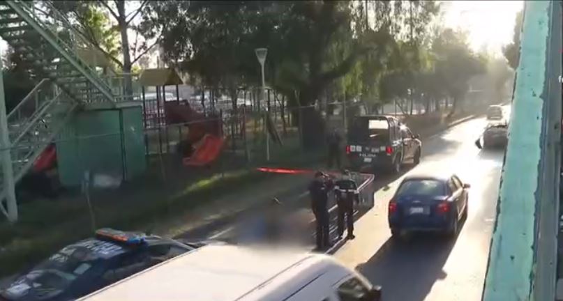 Muere hombre tras arrojarse de puente peatonal en Calzada Ignacio Zaragoza, CDMX