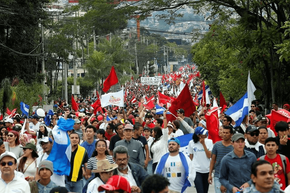 Miles de personas protestan contra supuesto fraude electoral en Honduras