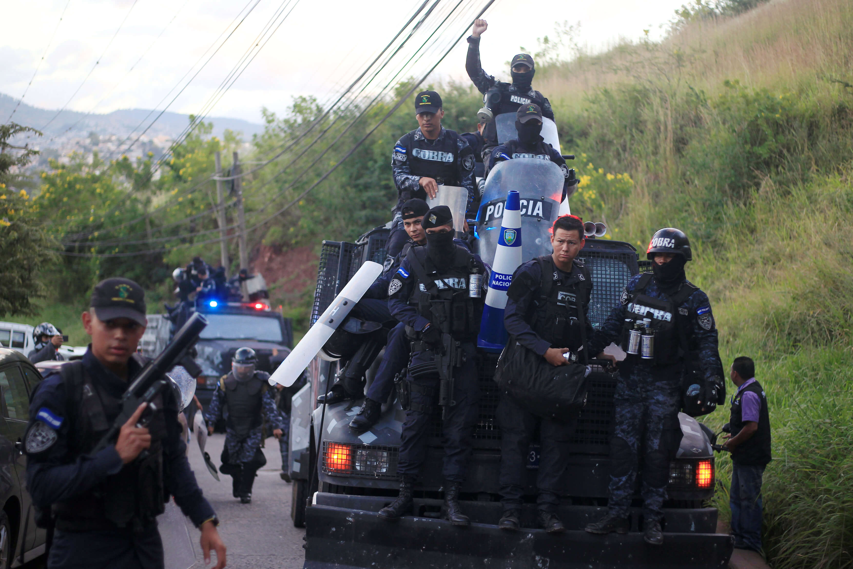 Policías levantan huelga medio crisis poselectoral Honduras