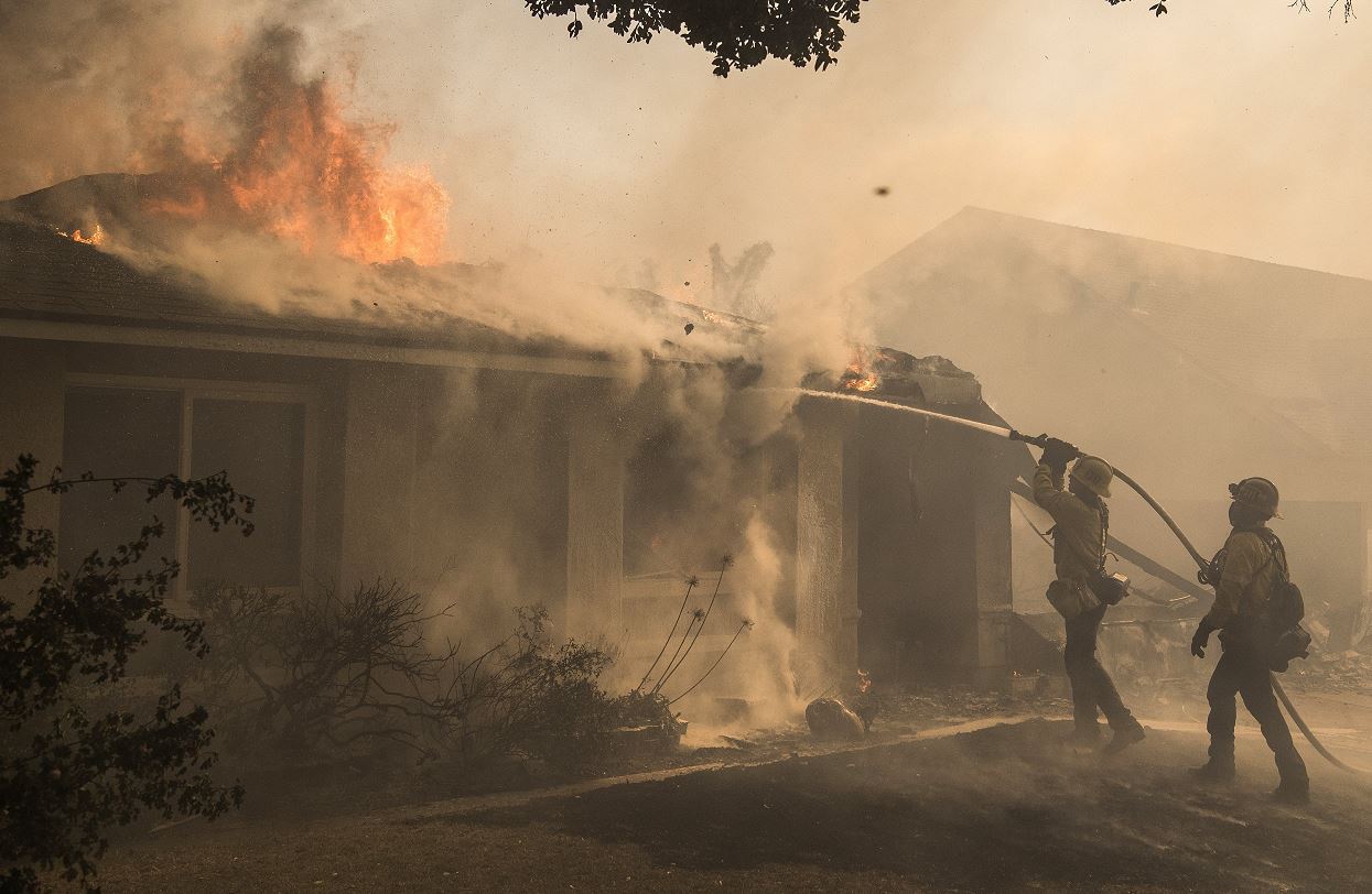 Fuertes vientos impiden lucha contra incendios en California