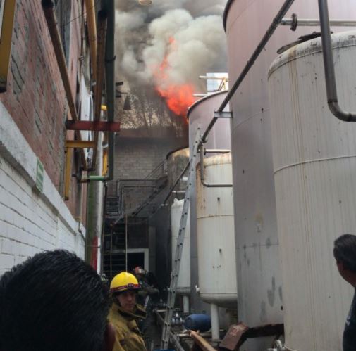 Bomberos sofocan incendio en fábrica de textiles en Lomas Verdes