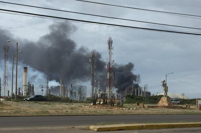 Incendio afecta mayor refinería Amuay Venezuela