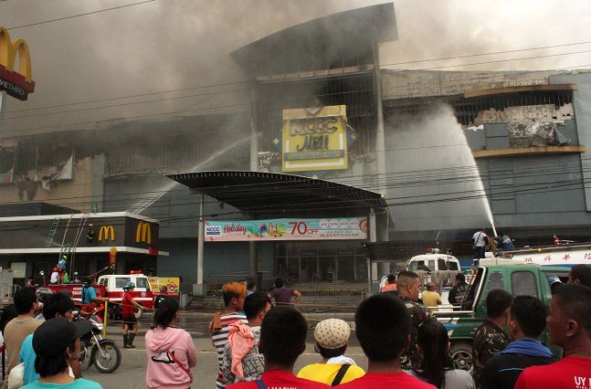 Incendio en centro comercial de Filipinas deja un muerto y 36 desparecidos