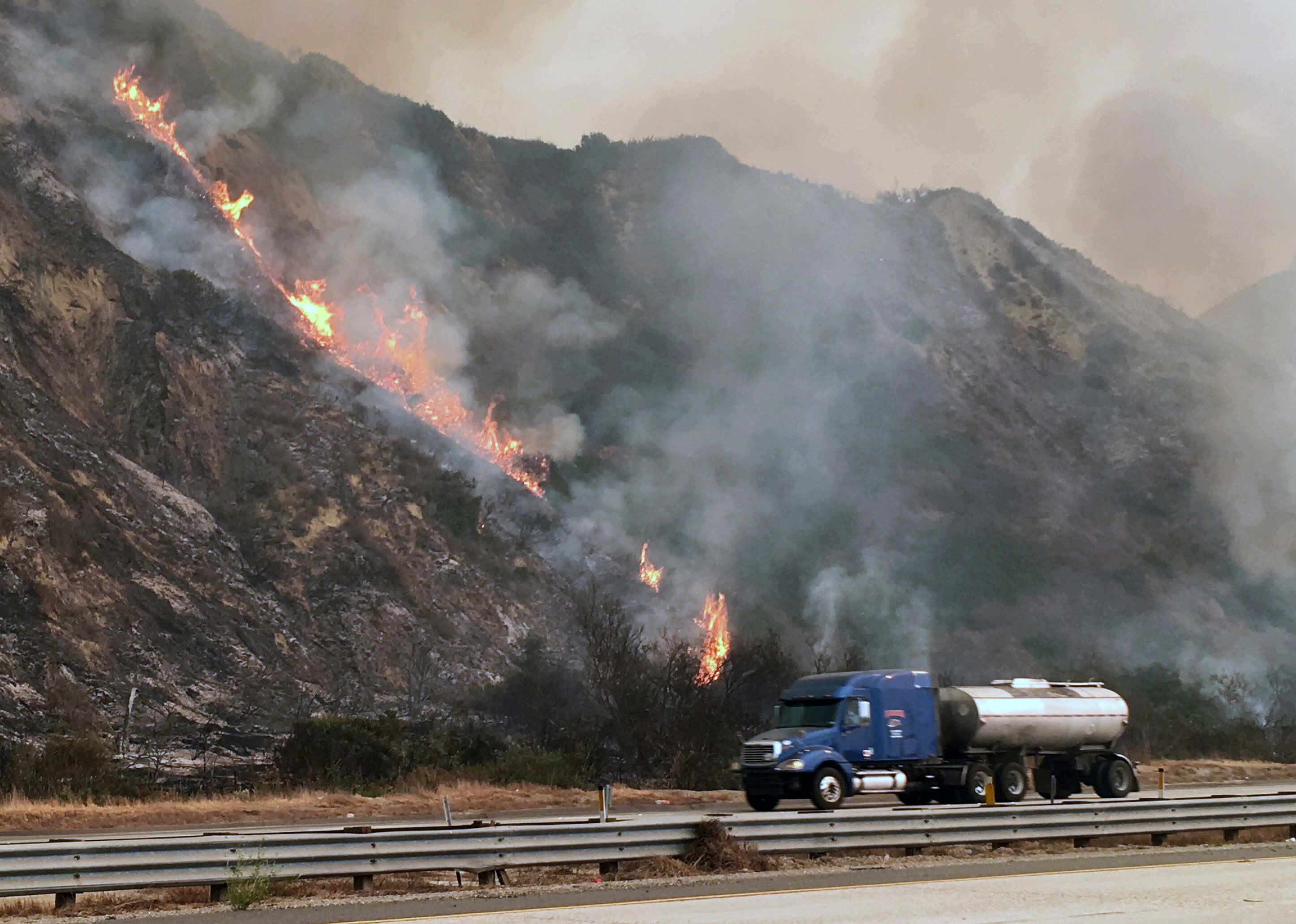 México ofrece apoyo a connacionales afectados por incendios en California