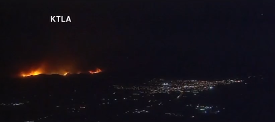 Incendio forestal en California provoca desplazamiento de miles de personas