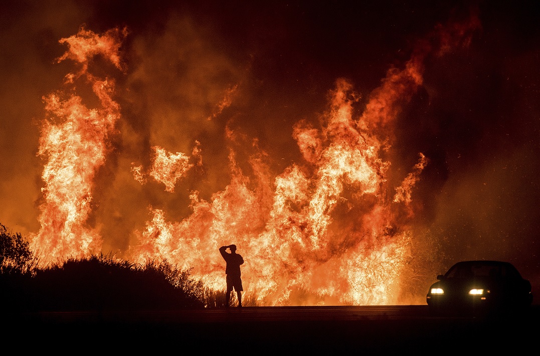 Evacúan a 8 mil personas por incendio forestal cerca de Los Ángeles