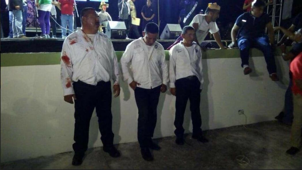 Intentan linchar a tres policías en Coatzacoalcos, Veracruz