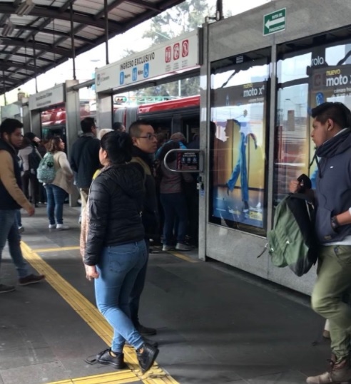 procesan a mujer por robo de celulares en metrobus