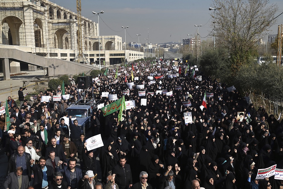Miles de personas marchan en favor del gobierno iraní