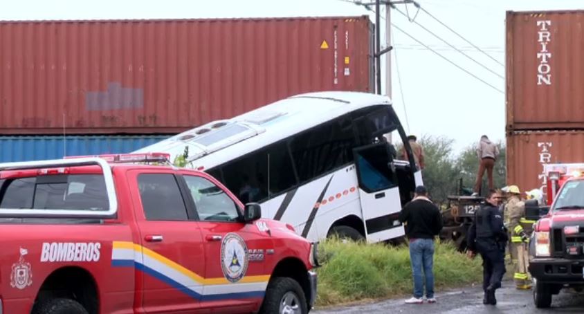 Choque entre autobús y tren deja tres muertos, en Jalisco