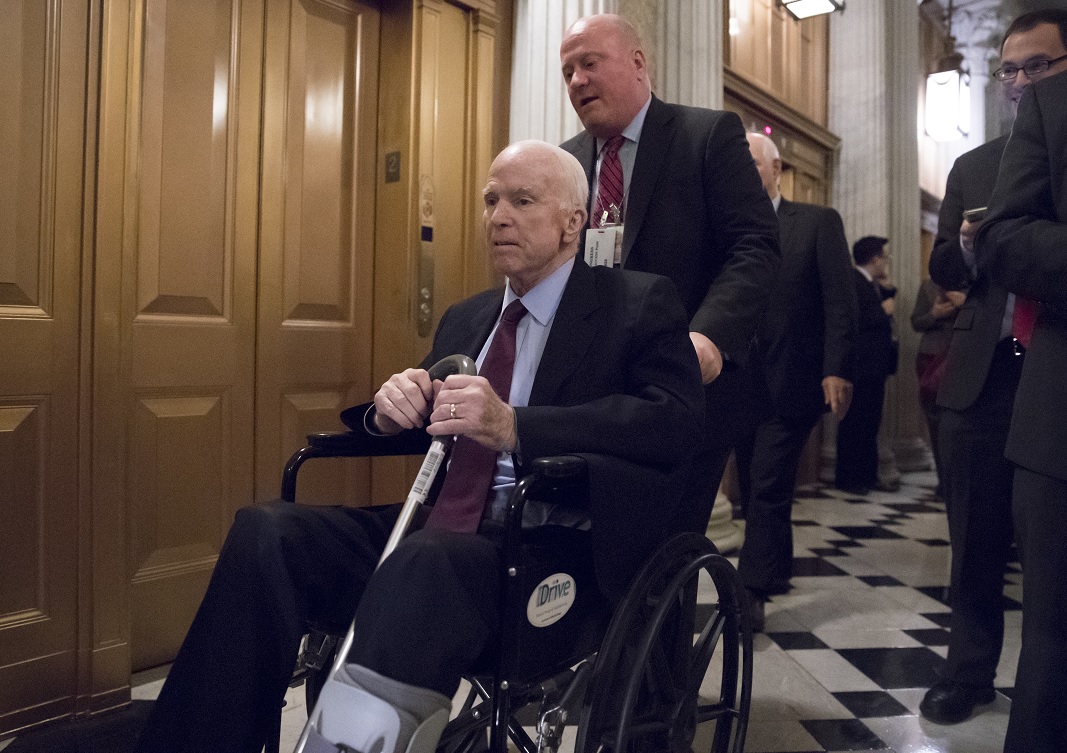 Internan senador John McCain efectos su terapia oncológica