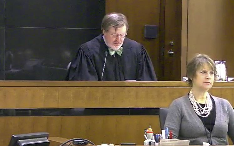 Juez federal de Seattle levanta parcialmente prohibición de entrada de refugiados